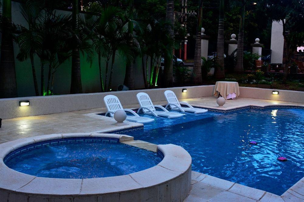 Akwati Suites Iguazu ปูแอร์โตอีกวาซู ภายนอก รูปภาพ